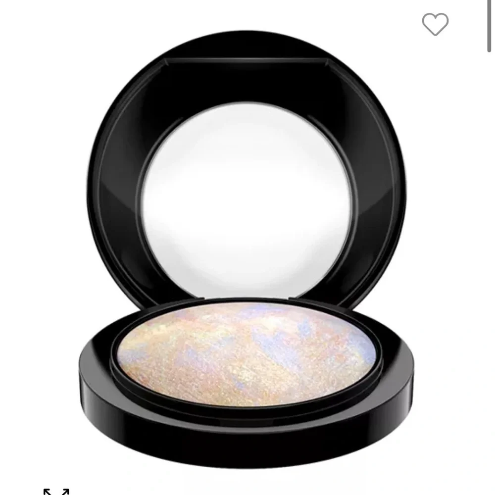 New in Box Mac Cosmetics Mineralize Skinfinish in Lightscapade Highlighter
